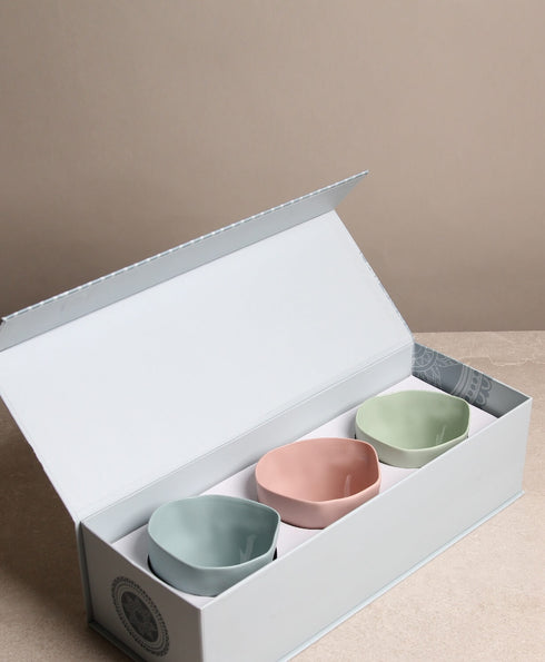https://www.tinkalu.com/media/7c/ee/c3/1730874901/Geschenkbox Becher bunt.jpg