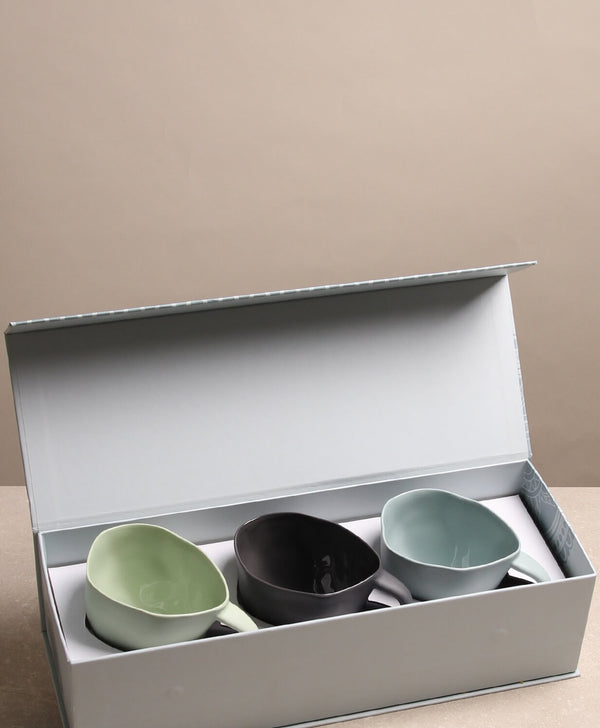 https://www.tinkalu.com/media/e3/de/f2/1730874901/Geschenkbox Tassen bunt.jpg