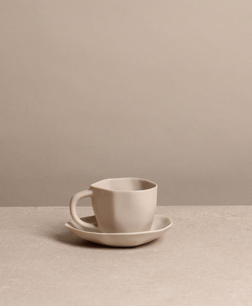 https://www.tinkalu.com/media/49/66/ff/1730817510/Tasse klein mit UT beige.jpg